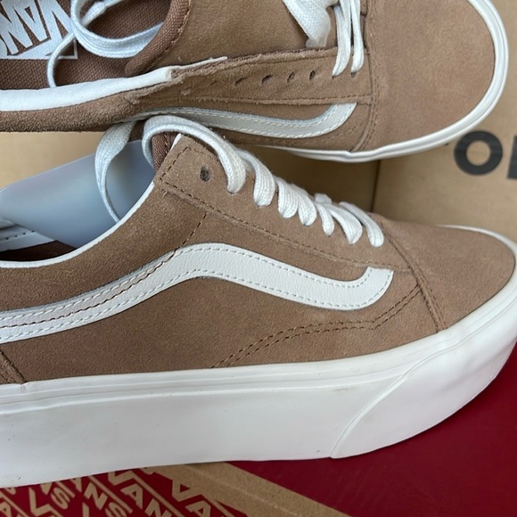 Vans men’s Old Skool Stacked Soft Suede Burro/True White 
VN0A7Q5MB69
Platforms - Picture 11 of 16